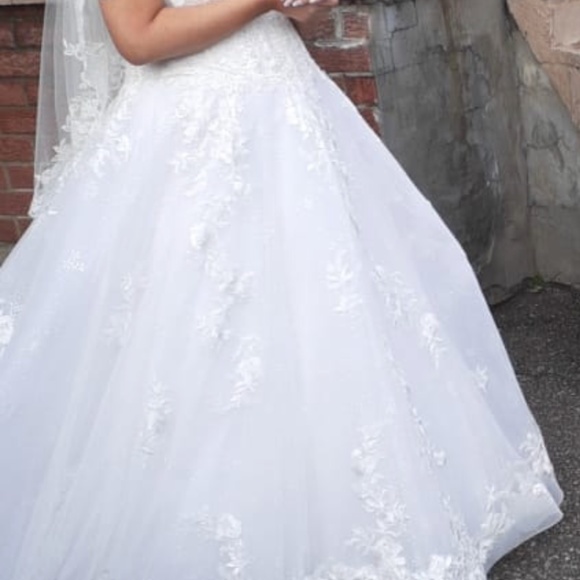 Wedding Gown - Picture 3 of 4